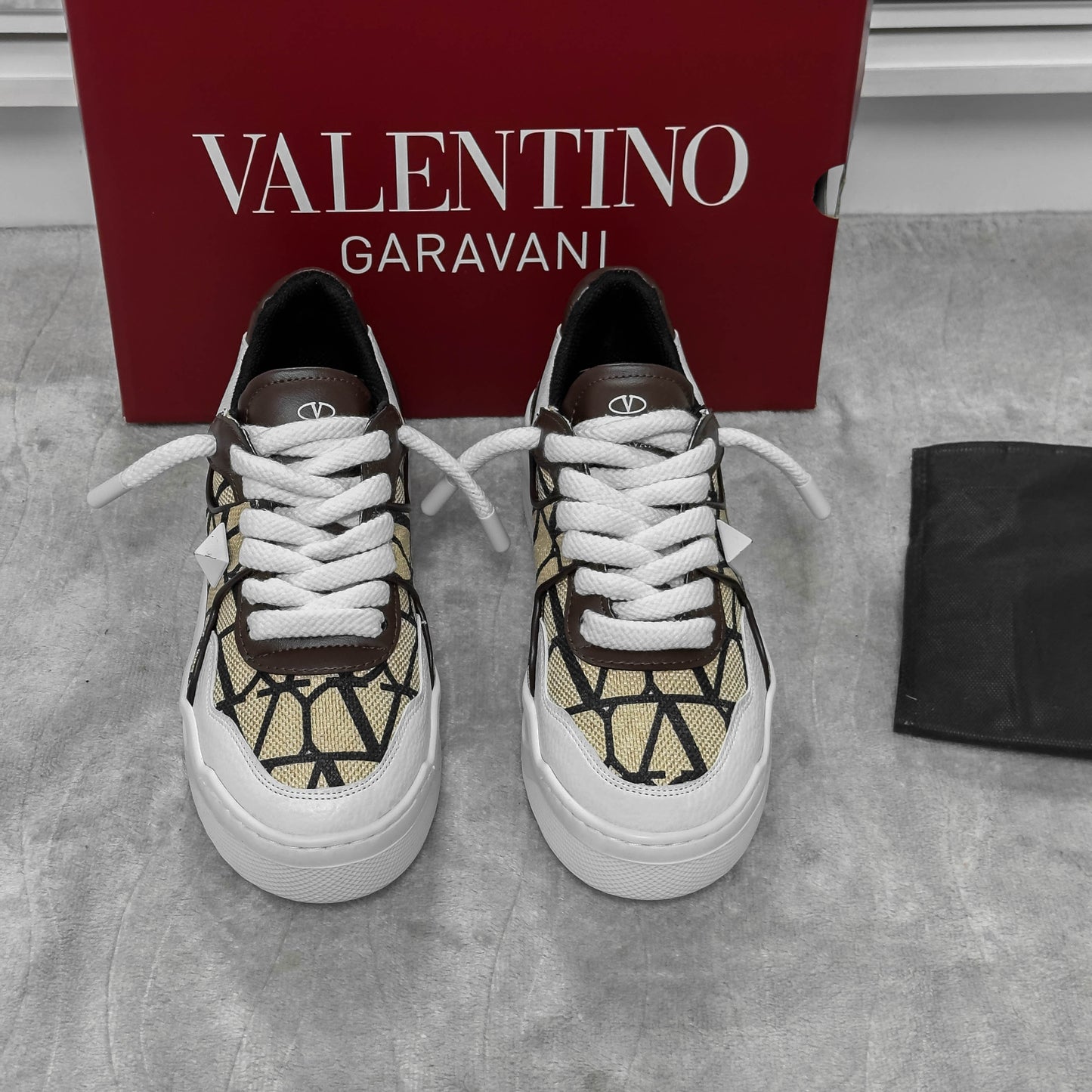 VLTN ONE STUD CREAm